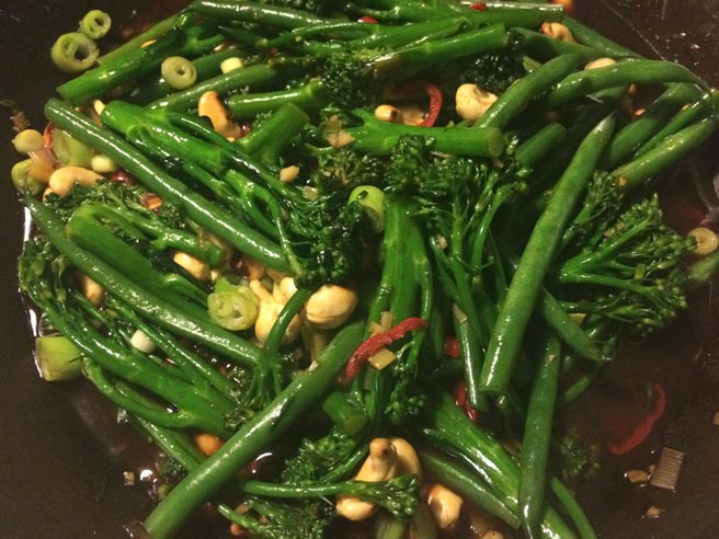 Broccoli and cashew stir-fr
